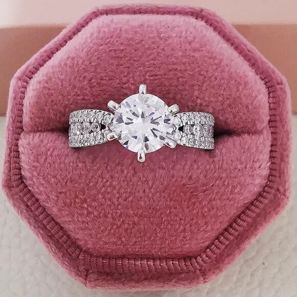Women's Gorgeous White Zirconia Round Cut 6-Pronged Ring Set in a Beautiful Band - Picture 1 of 3